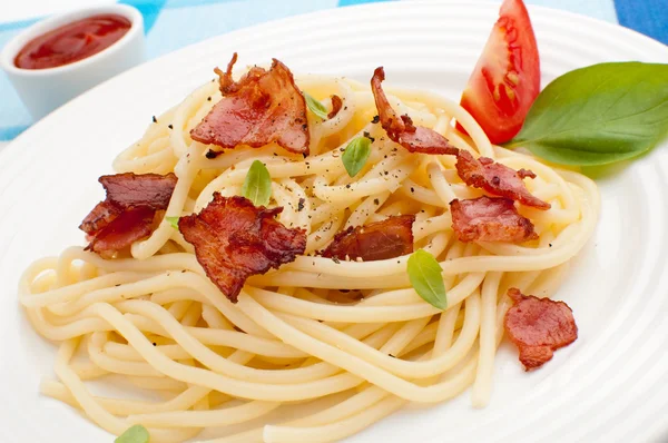 Pasta with bacon and vegetables — Stock Photo, Image