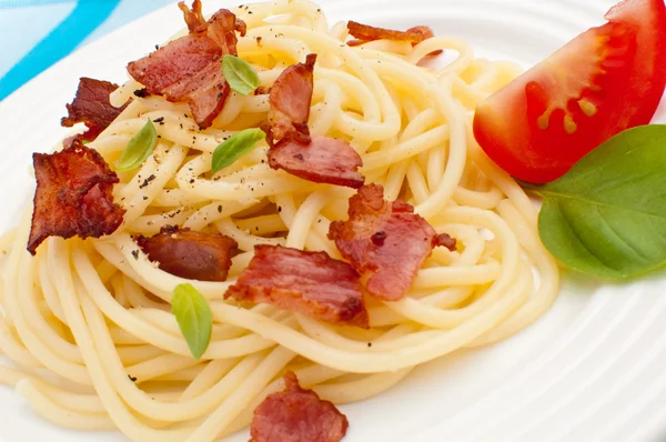 Macarrão com bacon e legumes — Fotografia de Stock