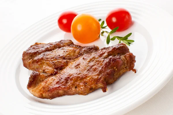 Смажене м'ясо з помідорами — стокове фото
