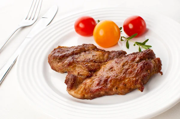 Carne a la parrilla con tomate — Foto de Stock