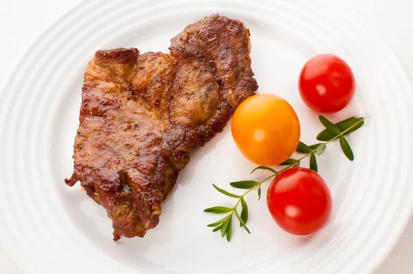 Grillat kött med tomat — Stockfoto