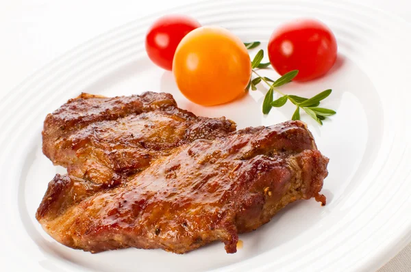 Carne a la parrilla con tomate —  Fotos de Stock