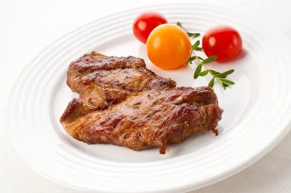 Mięso z grilla z pomidorami — Zdjęcie stockowe