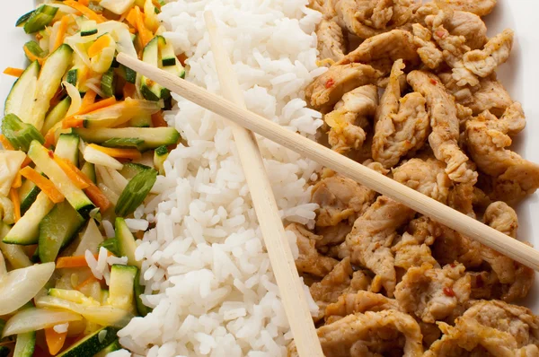 Grillowane mięso, ryż i warzywa — Zdjęcie stockowe