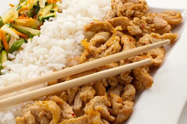 Carne grelhada, arroz e legumes — Fotografia de Stock