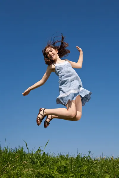 Menina pulando ao ar livre — Fotografia de Stock