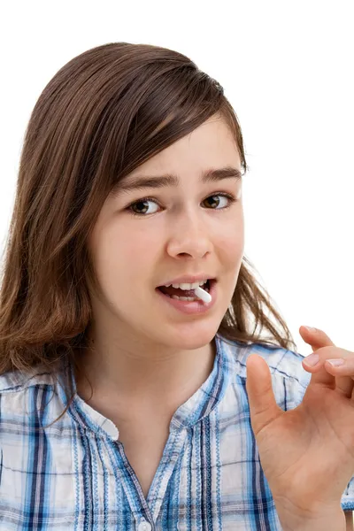 Fille avec pilule sur sa langue — Photo