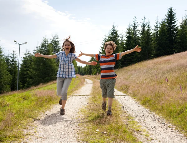 Mädchen und Junge im Freien — Stockfoto