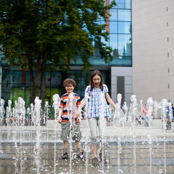 Kids playing in water — Stock Photo, Image