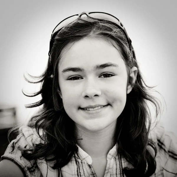 Portrét veselá dívka venkovní — Stock fotografie
