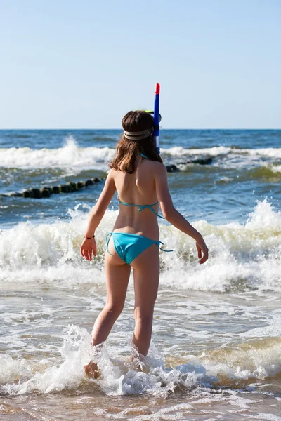Dívka připraveni plavat a potápět — Stock fotografie