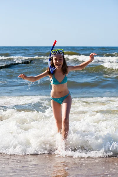 Mädchen bereit zum Schwimmen und Tauchen — Stockfoto