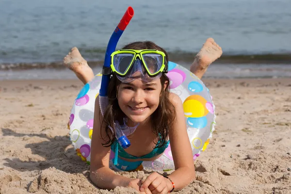 Flickan liggande på stranden — Stockfoto