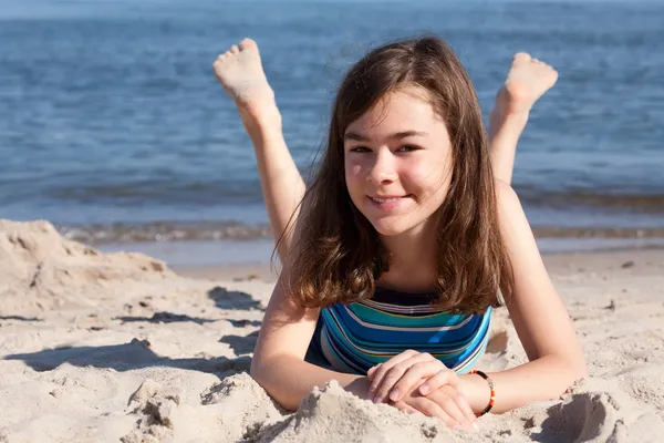 Chica acostada en la playa — Foto de Stock