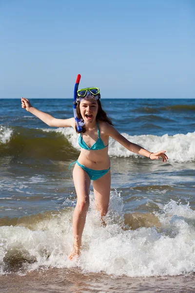 Mädchen bereit zum Schwimmen und Tauchen — Stockfoto