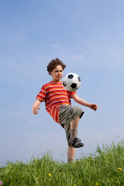 Mutter mit Kindern im Freien sitzend — Stockfoto