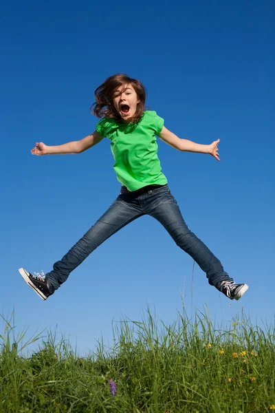 Ragazza che salta contro il cielo blu — Foto Stock