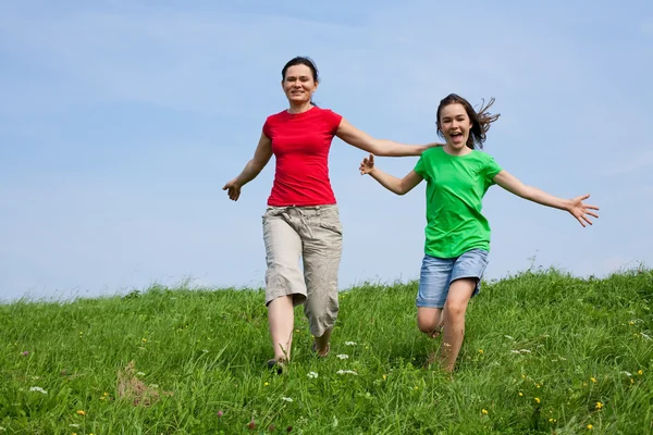 Mädchen und Junge laufen im Freien — Stockfoto