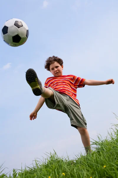 Garçon jouer au football — Photo