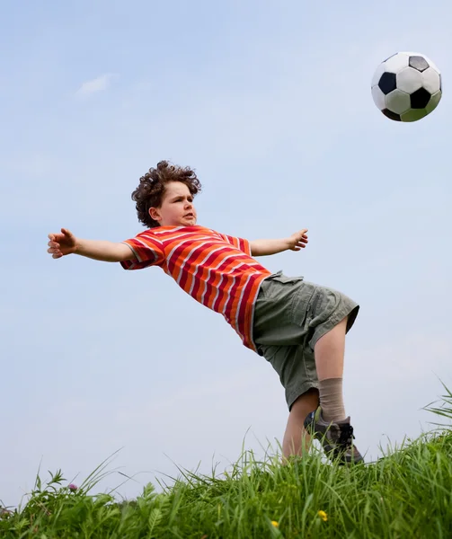 Garçon jouer au football — Photo