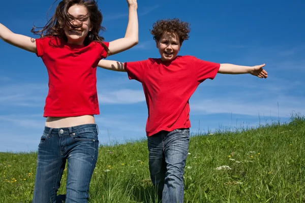 Mädchen und Junge rennen — Stockfoto