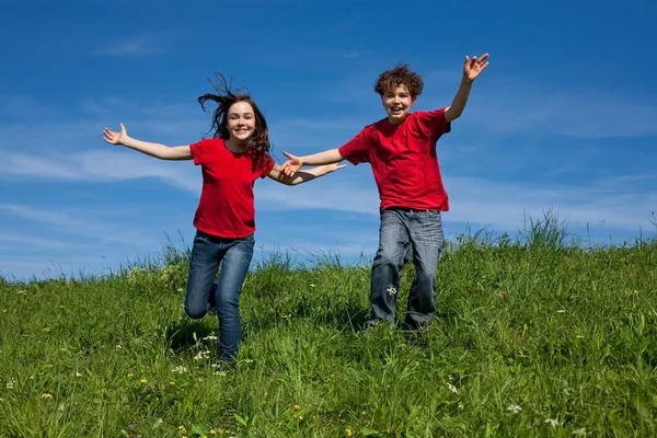Dziewczynka i chłopiec biegną — Zdjęcie stockowe