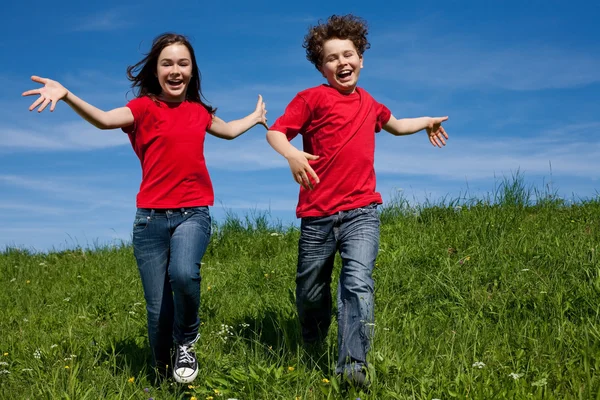 Девочка и мальчик бегут — стоковое фото