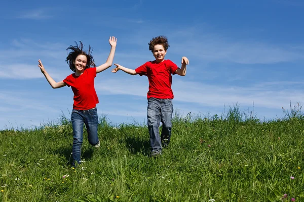 Menina e menino correndo — Fotografia de Stock