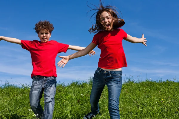Mädchen und Junge rennen — Stockfoto