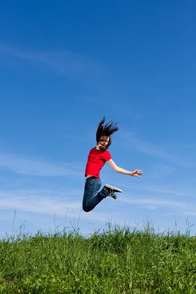 Девушка, прыгающая на голубое небо — стоковое фото