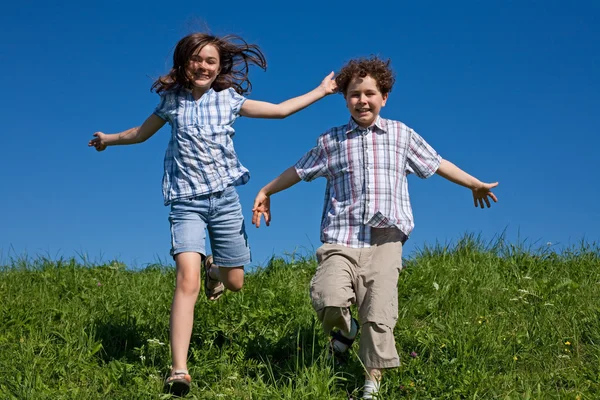 Girl and boy running outdoor — Stock Photo, Image