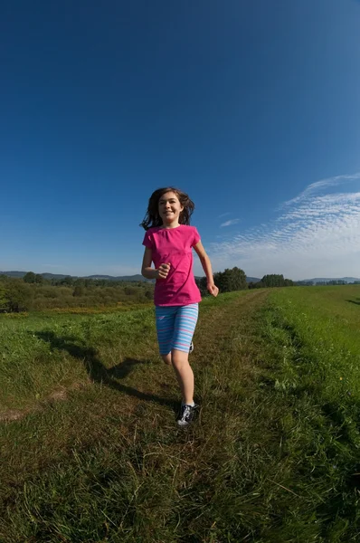 Fille sauter en plein air — Photo