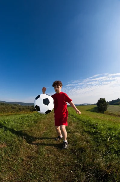 Junge spielt Fußball — Stockfoto