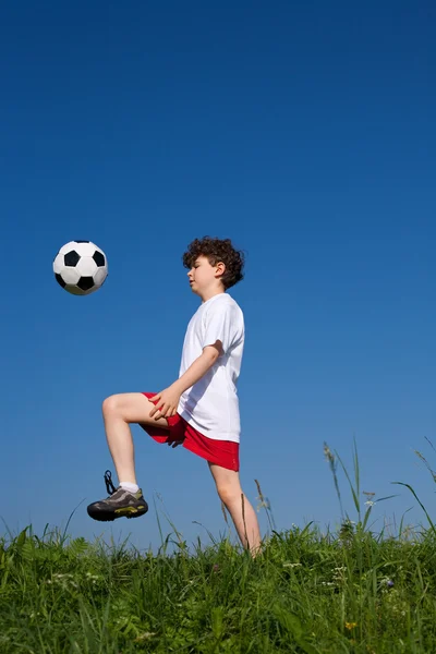 Garçon jouer au football — Photo
