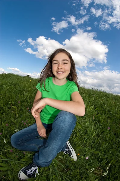 Menina relaxante no prado verde — Fotografia de Stock