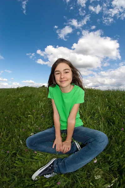 Fille relaxant sur prairie verte — Photo