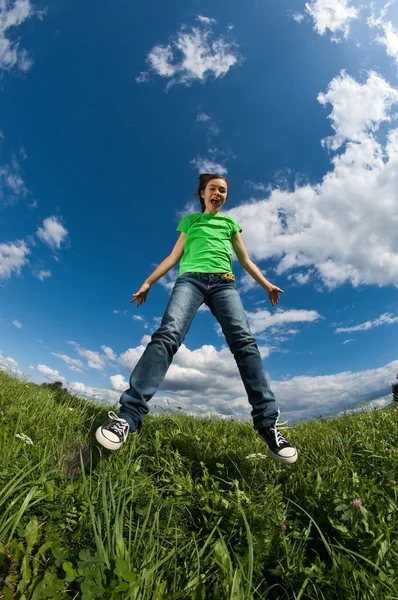 Chica saltando al aire libre — Foto de Stock