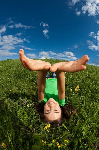 Девушка отдыхает на зеленом лугу — стоковое фото