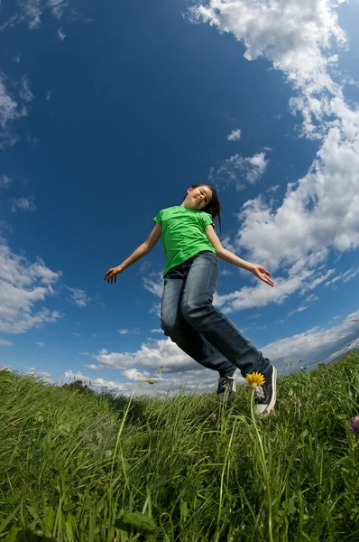 Fille sauter en plein air — Photo