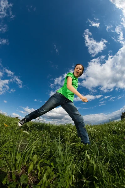 Meisje buiten springen — Stockfoto