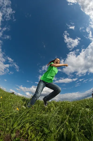 Meisje buiten springen — Stockfoto