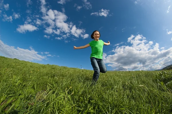 Menina pulando ao ar livre — Fotografia de Stock