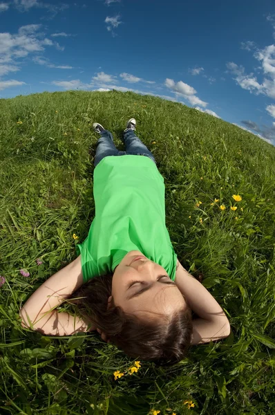 Chica relajante en el prado verde — Foto de Stock