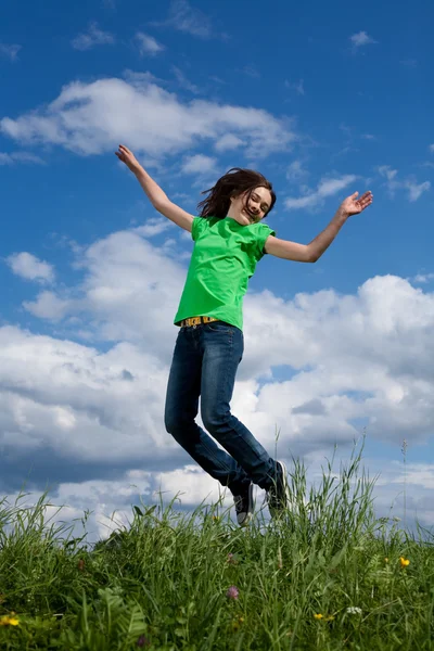 Девушка прыгает на открытом воздухе — стоковое фото