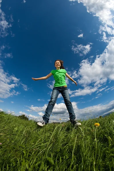 Chica saltando al aire libre — Foto de Stock