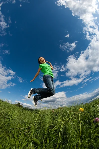 Flickan hoppar utomhus — Stockfoto