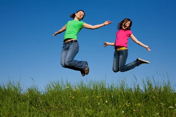 Meninas pulando, correndo ao ar livre — Fotografia de Stock