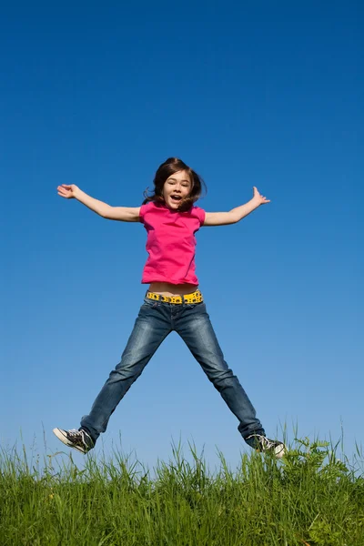 Meisje springt tegen blauwe lucht — Stockfoto