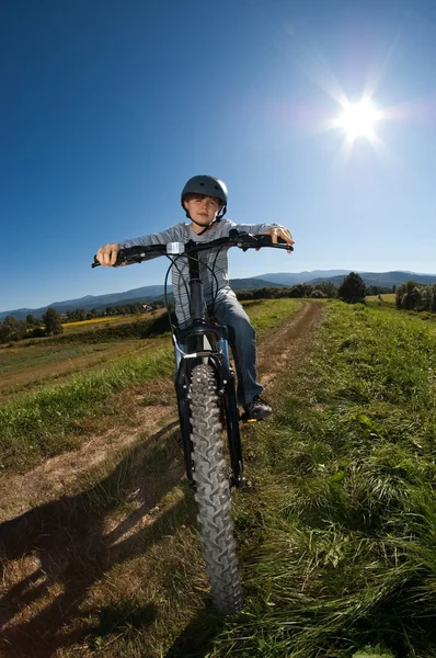 Jonge jongen rijden fiets — Stockfoto