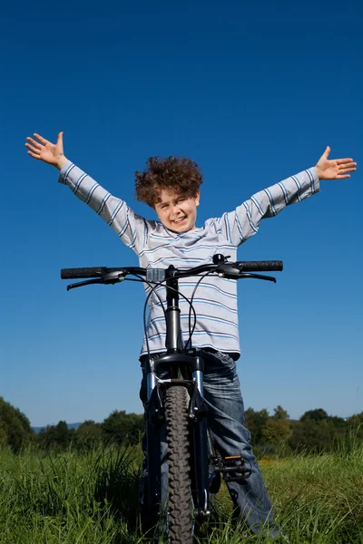 Jeune garçon à vélo — Photo